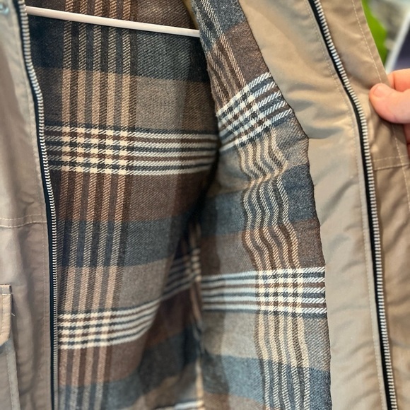 Flannel lined jacket with hoodie in GUC - Picture 4 of 8